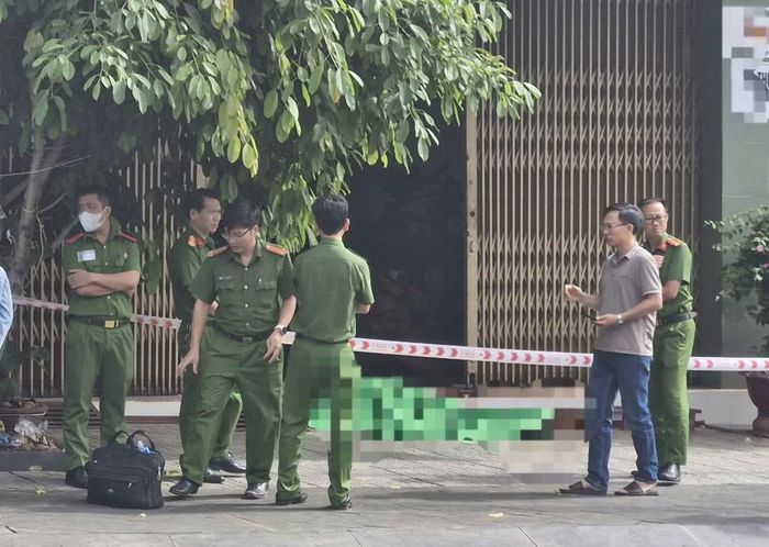 Nạn nhân tử vong ngay thềm nhà mình. Ảnh Hà Chính