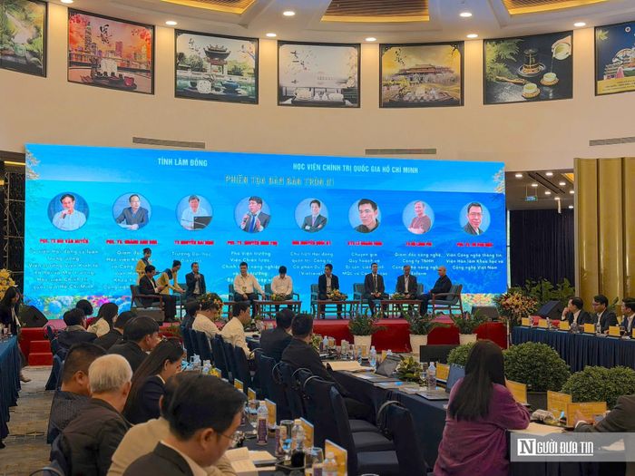 Phiên tọa đàm bàn tròn với chủ đề: “Mô hình phát triển tỉnh Lâm Đồng trong kỷ nguyên mới”.