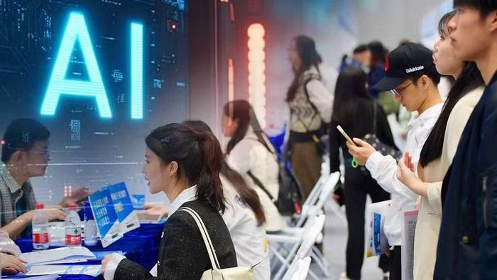 Nhân viên cấp thấp sẽ là những vị trí đầu tiên bị ảnh hưởng khi các nhà tuyển dụng áp dụng trí tuệ nhân tạo (AI). Ảnh: Nikkei Asia.
