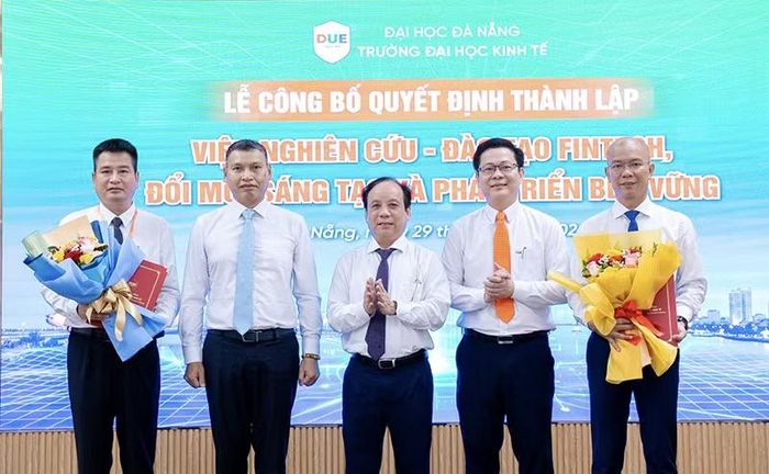 Lãnh đạo UBND TP Đà Nẵng, Đại học Đà Nẵng trao Quyết định thành lập và tặng hoa chúc mừng nhân sự lãnh đạo Viện Nghiên cứu - Đào tạo Fintech, đổi mới sáng tạo và phát triển bền vững. Ảnh: Tố Dân.