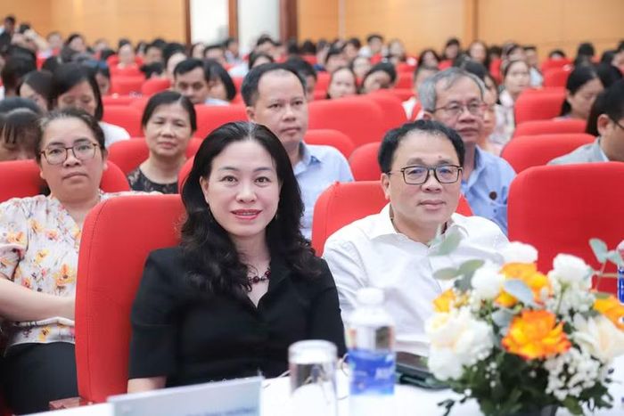Bí thư Đảng ủy Trường ĐHYHN Phan Thị Thu Hương và GS Tạ Thành Văn, người sáng lập Trung tâm kiểm chuẩn chất lượng xét nghiệm Y học của trường tham dự hội nghị