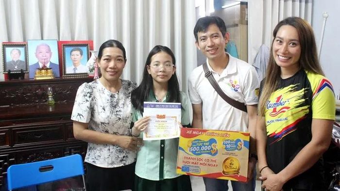 Cán bộ, nhân viên Công ty Tân Hiệp Phát thăm hỏi và trao quà cho bé nhân dịp Quốc tế Thiếu nhi 1-6