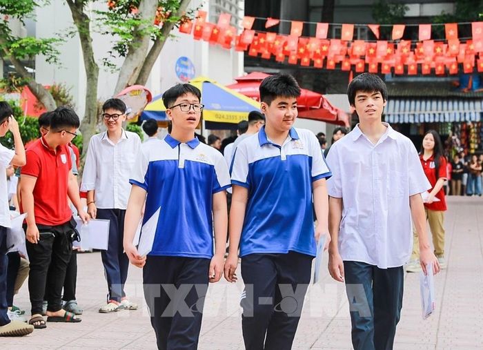 Thí sinh tại Điểm thi trường THPT Đoàn Kết - Hai Bà Trưng (phường Bạch Mai) tới dự kỳ thi tuyển sinh lớp 10 Trung học phổ thông công lập năm học 2026 - 2027. Ảnh: Khánh Hòa - TTXVN