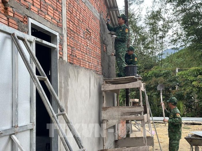 Chương trình "Xóa nhà tạm, nhà dột nát" thể hiện tinh thần trách nhiệm của các cán bộ, chiến sĩ Ban Chỉ huy Bộ đội Biên phòng thành phố Huế trong công tác an sinh xã hội, chăm lo đời sống cho nhân dân khu vực biên giới. Ảnh: Mai Trang - TTXVN