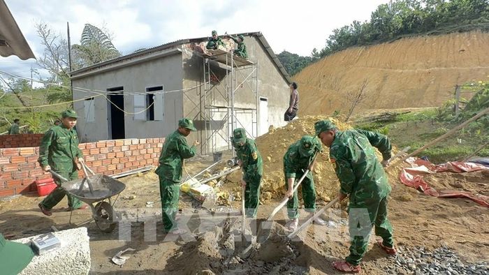 Chiến sĩ bộ đội Biên phòng xây dựng nhà giúp gia đình khó khăn để người dân sớm "an cư, lạc nghiệp". Ảnh: Mai Trang - TTXVN