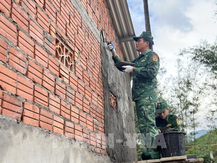 Các cán bộ, chiến sĩ Bộ đội Biên phòng thành phố Huế hỗ trợ ngày công xây nhà cho bà con khó khăn vùng biên giới biển. Ảnh: Mai Trang - TTXVN