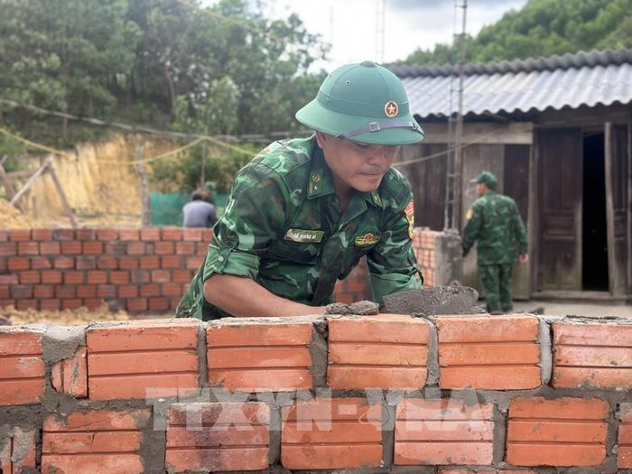 Dấu ấn "màu áo xanh" của chiến sĩ Biên phòng thành phố Huế trong chương trình "Xóa nhà tạm, nhà dột nát". Ảnh: Mai Trang - TTXVN