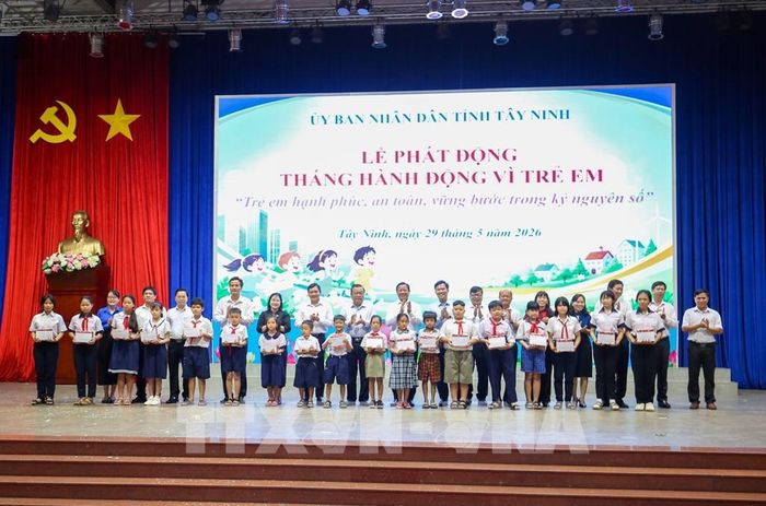 UBND tỉnh Tây Ninh tổ chức trao học bổng, quà tặng và dụng cụ học tập cho trẻ em có hoàn cảnh khó khăn trên địa bàn. Ảnh: Giang Phương - TTXVN