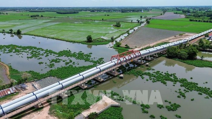 Mạng lưới kênh tưới thuộc Dự án Tưới tiêu khu vực phía Tây sông Vàm Cỏ Đông giúp nông dân chủ động nguồn nước trong mùa nắng nóng. Ảnh: Giang Phương - TTXVN