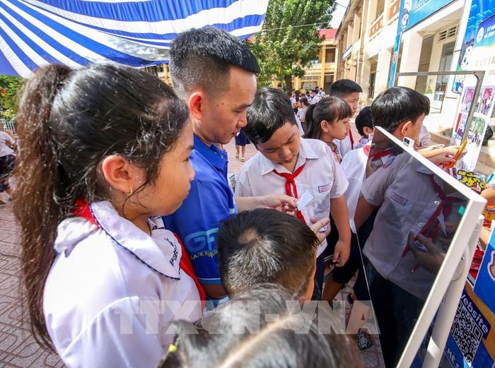 Học sinh thực hành kỹ năng sử dụng thiết bị công nghệ phục vụ học tập và sáng tạo. Ảnh: Giang Phương - TTXVN