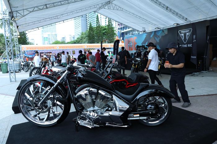Sự kết hợp giữa sức mạnh động cơ và ngôn ngữ thiết kế hiện đại tạo nên sức hấp dẫn đặc biệt cho những "chiến mã" đường trường.