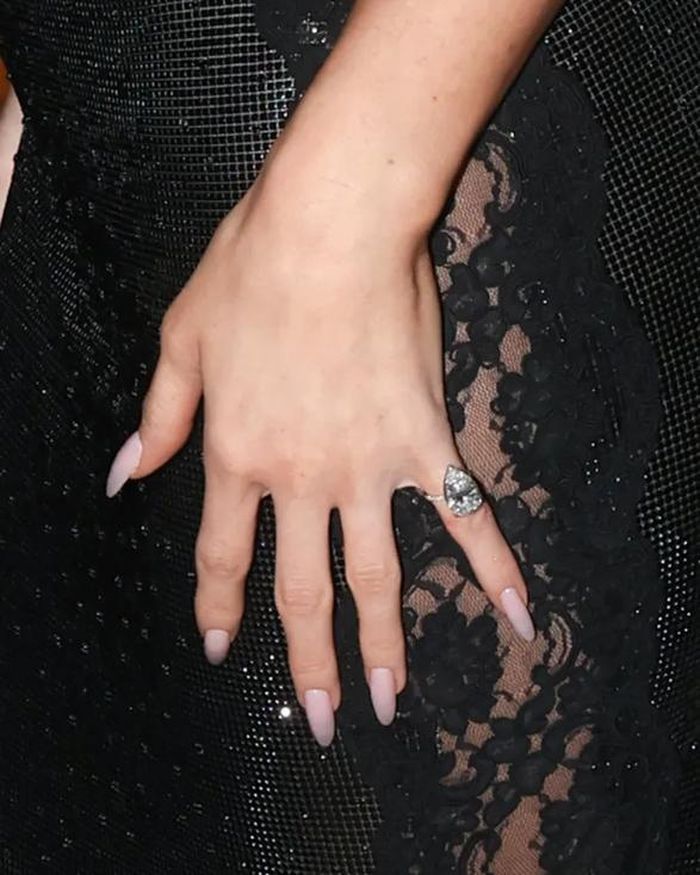 Người ta ước tính viên kim cương của Kylie Jenner có ít nhất 15 carat và trị giá hơn một triệu đô la. Ảnh: Getty Images