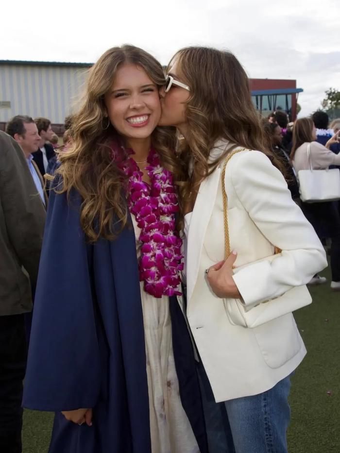 Sau buổi lễ, Jessica Alba chia sẻ loạt khoảnh khắc xúc động lên trang cá nhân để chúc mừng con gái.