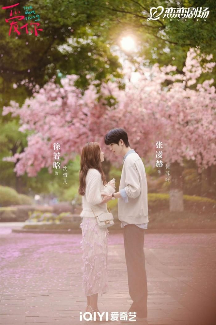 Được chuyển thể từ tiểu thuyết nổi tiếng, bộ phim nhanh chóng thu hút sự quan tâm của người yêu thích thể loại ngôn tình hiện đại. Câu chuyện giữa bác sĩ Đông y Hà Tô Diệp và quản lý khách sạn Thẩm Tích Phàm không chỉ xoay quanh tình yêu mà còn đề cập đến sức khỏe tinh thần, áp lực công việc và giá trị của việc chăm sóc bản thân. Tác phẩm ghi điểm bởi bầu không khí ấm áp, diễn xuất tự nhiên cùng những chi tiết đời thường gần gũi. Đây cũng là lý do nhiều khán giả tìm xem lại sau khi bộ phim khép lại.