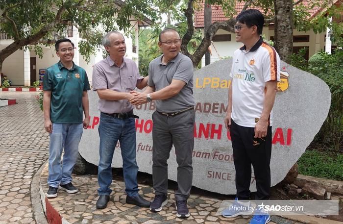 HLV Park Hang Seo sang Thái Lan. Ảnh: Linh Hùng