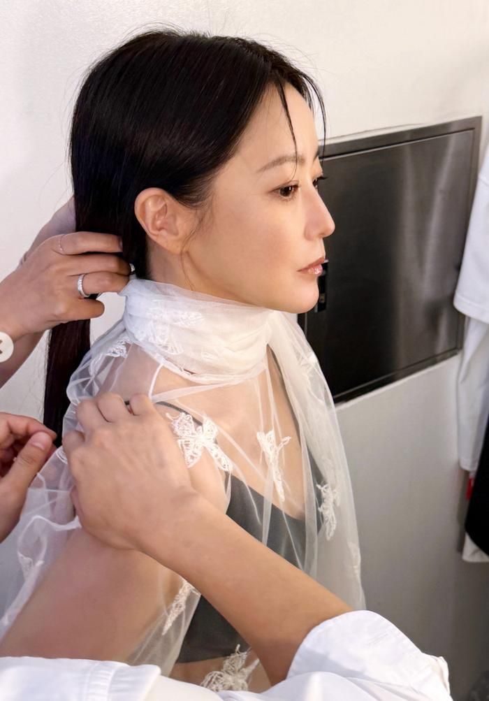 Dù lựa chọn trang phục xuyên thấu, Kim Hee Sun vẫn ghi điểm nhờ thần thái thanh lịch và sang trọng. 