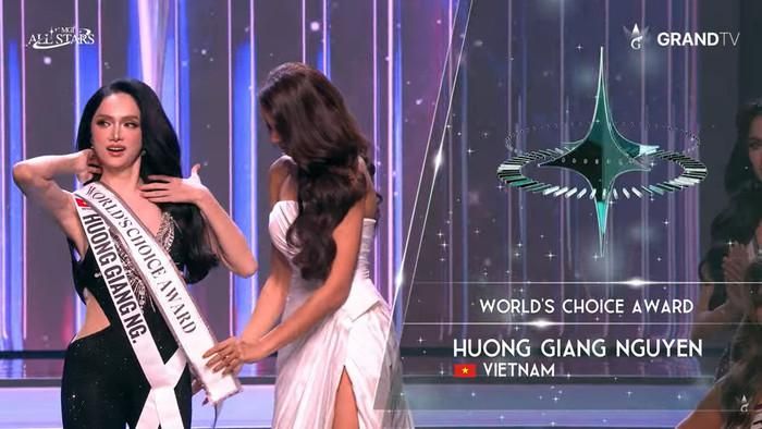 Hoa hậu Hương Giang nhận giải thưởng World's Choice Award. 