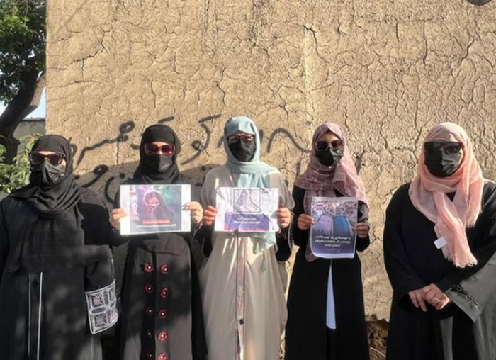 Phụ nữ Afghanistan biểu tình chống tảo hôn ở Kabul. Ảnh: Rukhshana Media