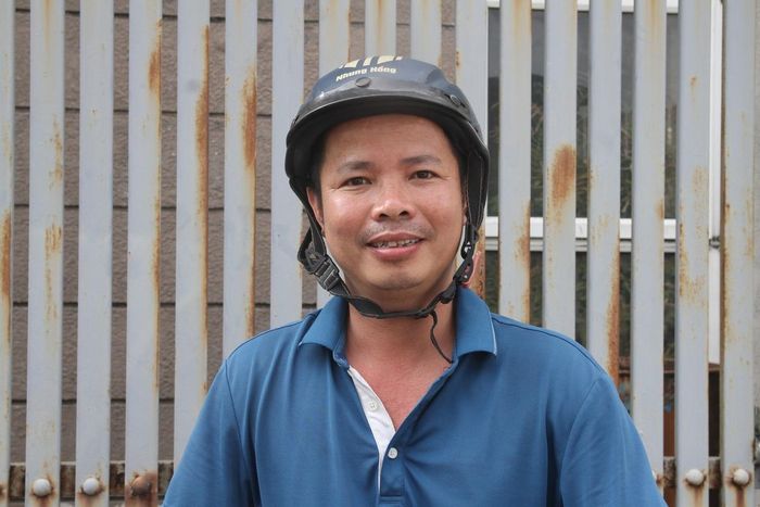 Anh Dương cùng con di chuyển hơn 13 cây số từ nhà đến điểm thi.