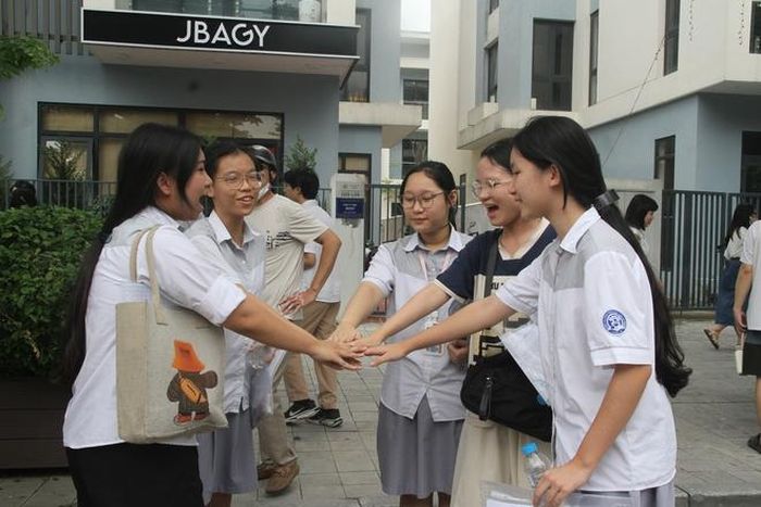 Thí sinh tại điểm thi Trường THCS Lê Quý Đôn tự tin với bài thi môn Ngữ văn.