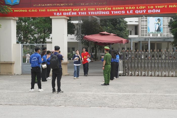 Những thí sinh đầu tiên rời khỏi điểm thi Trường THCS Lê Quý Đôn.
