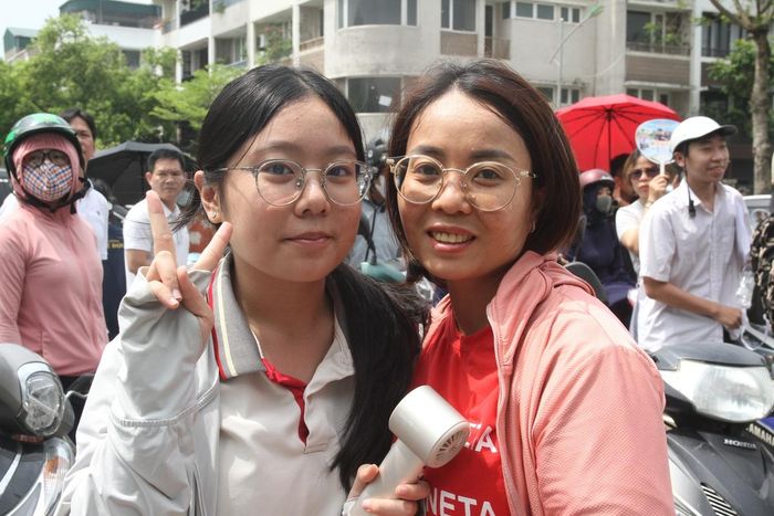 Thí sinh Quỳnh Chi (bên trái) cũng tự tin với bài làm môn Ngữ văn.