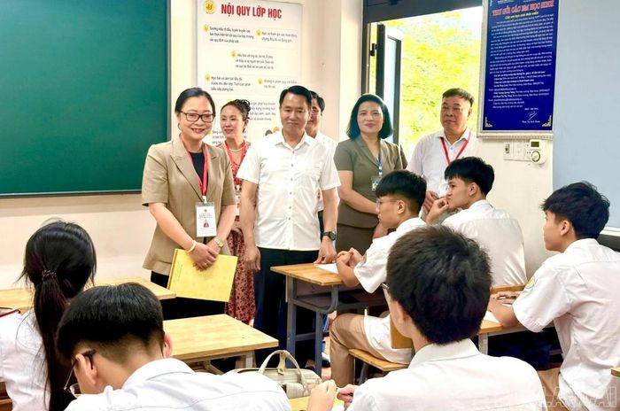Đoàn công tác của Bộ Giáo dục và Đào tạo kiểm tra công tác chuẩn bị Kỳ thi tốt nghiệp THPT năm học 2025 - 2026 tại Trường THPT Lào Cai (phường Lào Cai). Ảnh minh họa