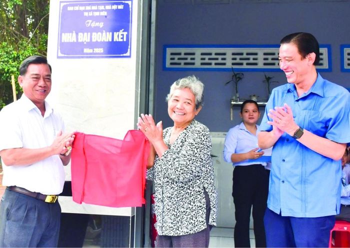 Niềm vui của hộ gia đình bà Neàng Bích (tỉnh An Giang) khi được bàn giao Nhà Đại đoàn kết thuộc Chương trình xóa nhà tạm, nhà dột nát năm 2025 - Ảnh: Thanh Tiến