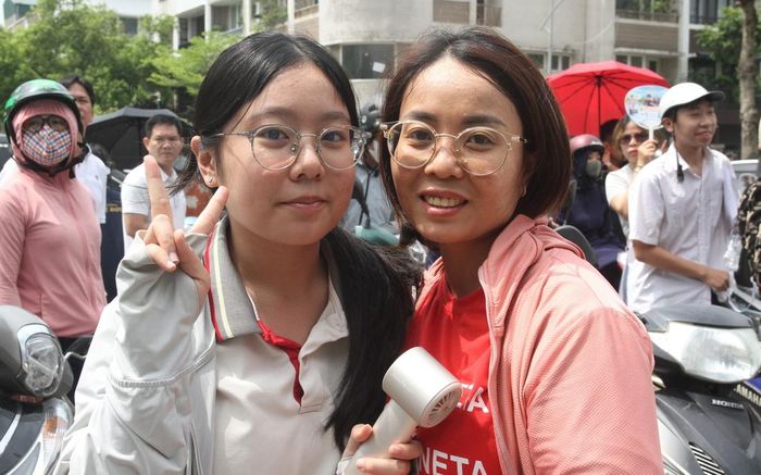 Thí sinh hào hứng sau khi hoàn thành môn thi Ngữ văn sáng 30/5