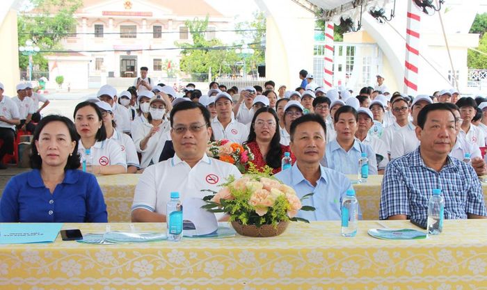 Các đại biểu tham dự lễ mít tinh và diễu hành hưởng ứng Ngày thế giới không thuốc lá 31/5 tại An Giang. Ảnh: Hạnh Châu