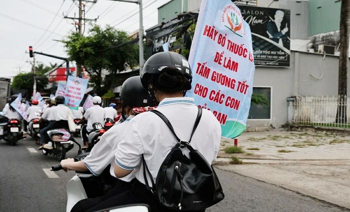 Đoàn viên thanh niên, cán bộ y tế tham gia diễu hành lan tỏa thông điệp về tác hại của thuốc lá. Ảnh: Thiện Trí