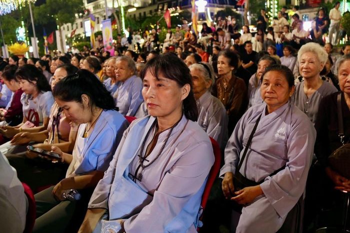 Trong hàng nghìn người tham dự buổi lễ, có nhiều nữ tăng ni, phật tử