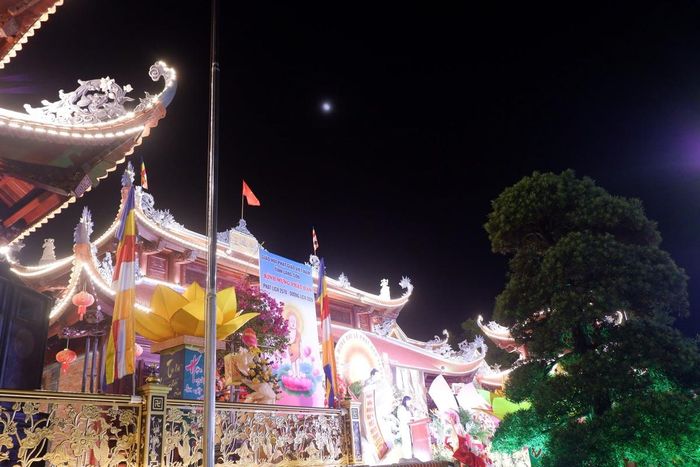 Càng về khuya, Đại lễ Phật đản tại Chùa Thành càng lung linh, huyền ảo