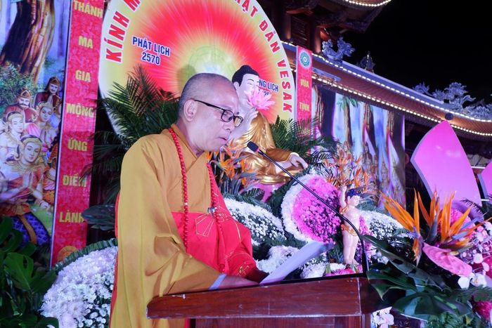 Thượng tọa Thích Quảng Truyền, Trưởng ban Trị sự Giáo hội Phật giáo Việt Nam tỉnh Lạng Sơn, tuyên đọc Thông điệp Phật đản của Đức Pháp chủ Giáo hội Phật giáo Việt Nam.