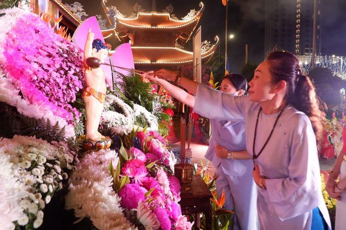 Nghi lễ tắm Phật.
