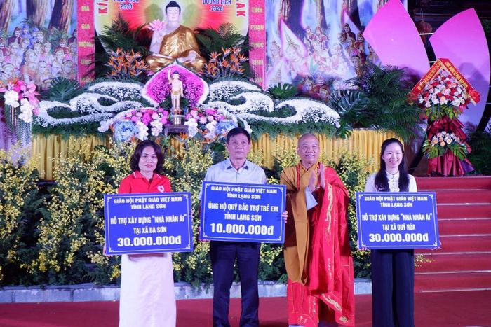 Ban Trị sự Giáo hội Phật giáo Việt Nam tỉnh Lạng Sơn trao biển tượng trưng ủng hộ, hỗ trợ các chương trình an sinh xã hội trên địa bàn.