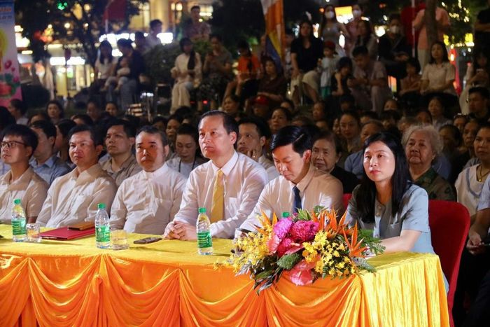 Bà Trần Thanh Nhàn (bìa phải), Phó Chủ tịch UBND tỉnh, cùng đại diện lãnh đạo Ủy ban MTTQ, các cơ quan đoàn thể ở địa phương tham dự Đại lễ.