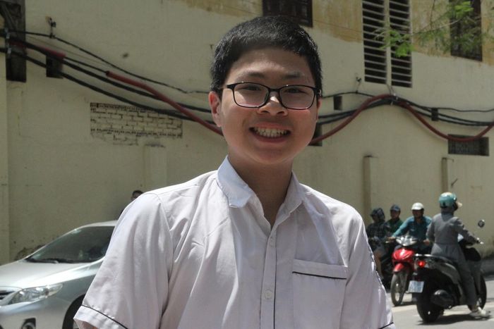 Nam sinh tự tin trước giờ thi môn Ngoại ngữ.