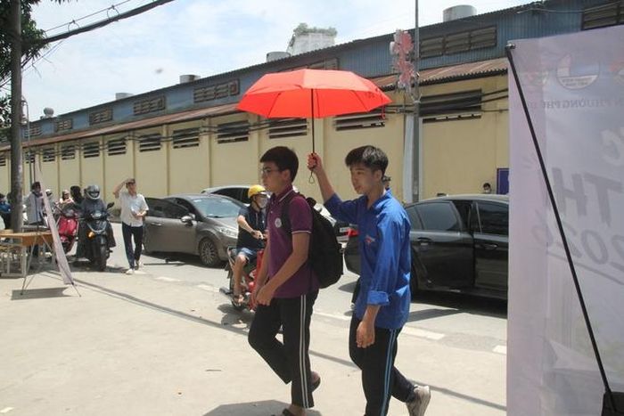 Lực lượng thanh niên tình nguyện hỗ trợ thí sinh tại điểm thi Trường THPT Nguyễn Thị Minh Khai.