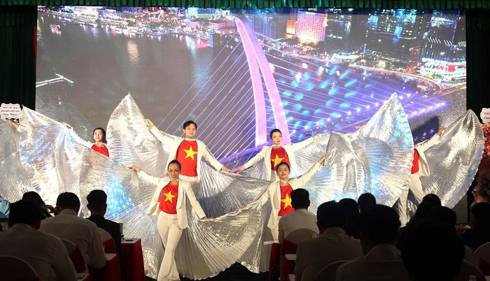 Một tiết mục văn nghệ sôi nổi tại chương trình.