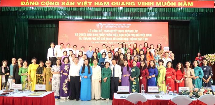 Các đại biểu chụp ảnh tại chương trình.