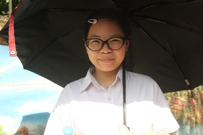 Thí sinh Tuyết Linh tự tin với bài làm môn Ngoại ngữ.