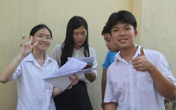 Thí sinh tại điểm thi Trường THPT Nguyễn Thị Minh Khai vui mừng khi hoàn thành bài thi môn Ngoại ngữ.