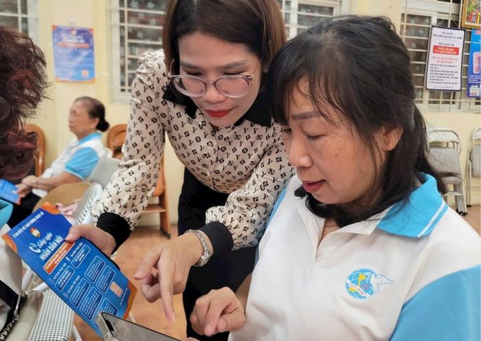 Tại các tổ dân phố trên địa bàn phường Ngọc Hà (Hà Nội) có cán bộ Mặt trận Tổ quốc và các tổ chức thành viên hướng dẫn người dân cách gửi ý kiến, kiến nghị. Ảnh: Hải Yến