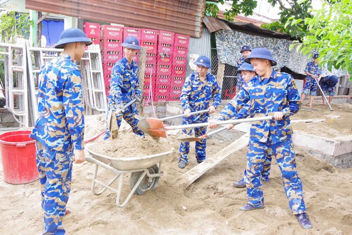 Cán bộ, học viên đang hoàn thiện phần nền tại điểm xây nhà ở thôn Trà Co 2, xã Bác Ái.