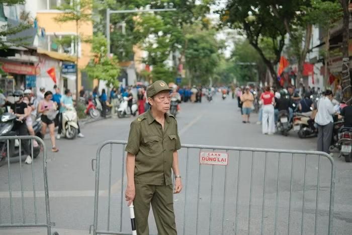 Lực lượng chức năng tham gia hỗ trợ phân luồng giao thông hỗ trợ các phụ huynh đưa học sinh đi thi