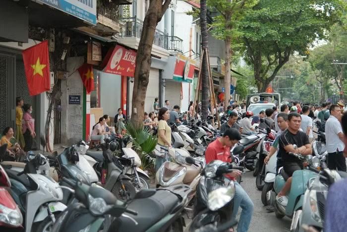 Các phụ huynh chờ đợi con em tham gia kỳ thi tốt nghiệp THCS