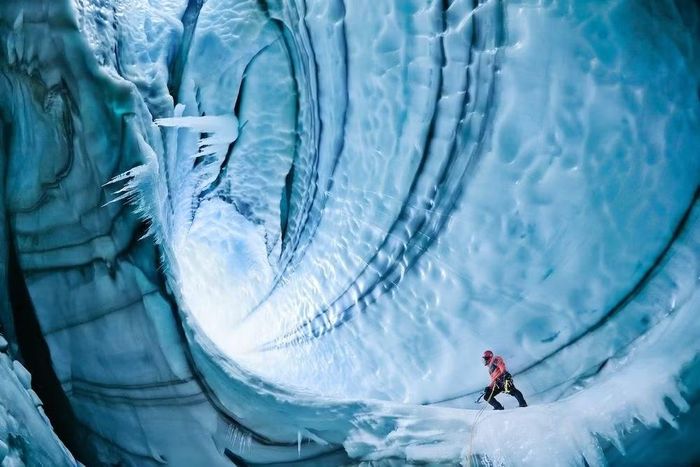 Những hang động băng đá ở Iceland