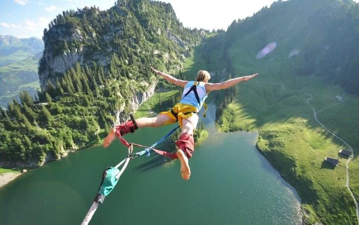 Ở giữa khu rừng già Chiang Mai, trò Bungee Jump đã được xây dựng và thiết lập ở một địa điểm vô cùng thuận lợi. Những chiếc thang máy sẽ đưa du khách lên tới độ cao 50m. Và từ đây, du khách sẽ phải đối mặt với khoảng không bao la, rộng lớn. Ở phía dưới chính là một hồ nước lớn với rừng cây bao phủ