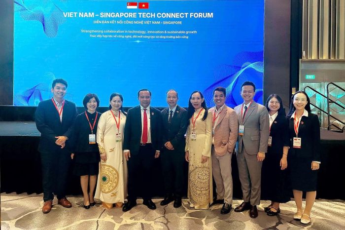 PTG-TS. Vũ Hải Quân, Bộ trưởng Bộ Khoa học và Công nghệ, cùng đại diện VLU và các đại biểu cấp cao tại Diễn đàn Kết nối Công nghệ Việt Nam - Singapore.